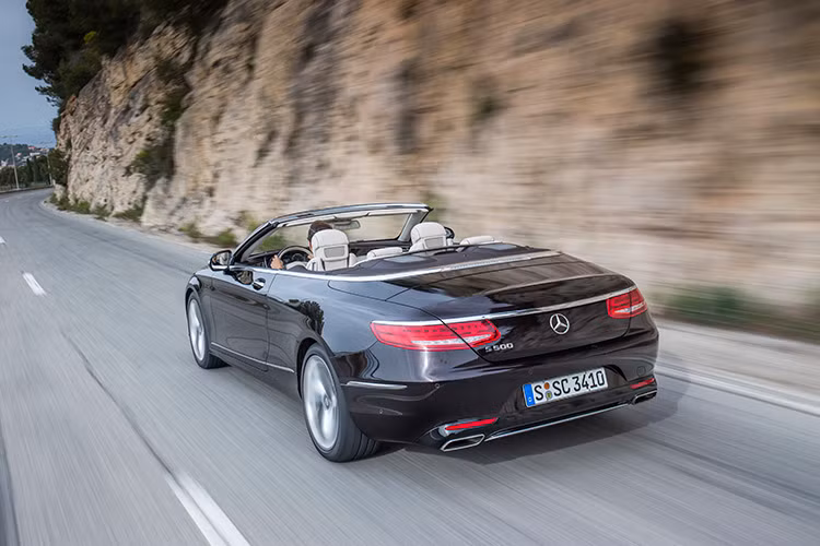 MBV cũng sở hữu gian hàng lớn nhất VIMS 2016 với diện tích 776 m2, tọa lạc tại cửa Đông (sảnh A2) ngay cạnh cổng ra vào - rất thuận tiện để khách hàng tham quan. Dựa trên chủ đề thiết kế “Sensual Purity”, gian hàng Mercedes-Benz được thiết kế tại Đức với những tiêu chuẩn cao nhất.