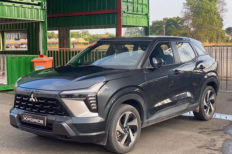 Công nghệ an toàn cũng là trang bị ghi điểm trên Mitsubishi Xforce khi sở hữu gói trợ lái ADAS với loạt tính năng tiên tiến như: ga tự động thích ứng khoảng cách, cảnh báo và giảm thiểu va chạm phía trước, đèn pha thông minh và thông báo xe phía trước khởi hành, cảnh báo điểm mù và cảnh báo phương tiện cắt ngang phía sau. Các trang bị an toàn khác còn có cảm biến lùi, cảm biến áp suất lốp và camera lùi.