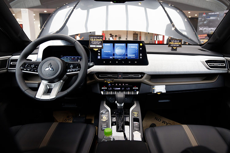 Tiếp đến là không gian nội thất rộng rãi, hướng tới sự thoải mái với loạt trang bị hiện đại như: màn hình 12,3 inch cảm ứng trung tâm kết hợp màn hình 8 inch sau vô-lăng đặt trên cùng một cụm dạng nổi. Hệ thống giải trí đa thông tin có kết nối Apple CarPlay/Android Auto.