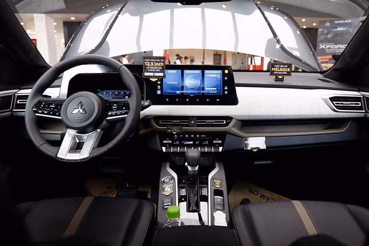 Tiếp đến là không gian nội thất rộng rãi, hướng tới sự thoải mái với loạt trang bị hiện đại như: màn hình 12,3 inch cảm ứng trung tâm kết hợp màn hình 8 inch sau vô-lăng đặt trên cùng một cụm dạng nổi. Hệ thống giải trí đa thông tin có kết nối Apple CarPlay/Android Auto.