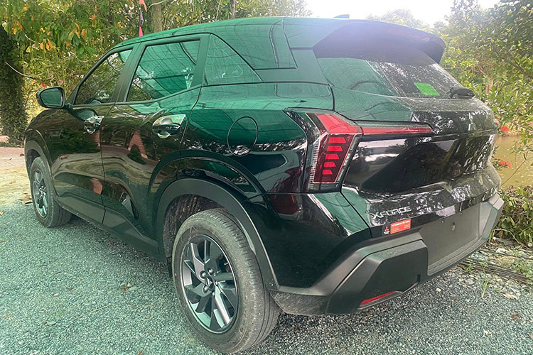 Chưa hết, một số chiếc xe còn được chủ cũ trang bị thêm nhiều option, có sẵn Bảo hiểm thân vỏ 1 năm. Thậm chí, có xe còn chưa sử dụng, "bấm biển xong chưa kịp xài, bán lên đời xe khác", khách đăng tin rao bán xe chia sẻ.