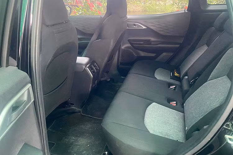 Sức hút của Xforce đến từ vẻ đẹp hiện đại, cứng cáp và thể thao với lưới tản nhiệt hình thang, kích thước lớn, họa tiết kim cương sơn đen bắt mắt; đèn chiếu sáng trước tạo hình chữ "T" độc đáo; la-zăng 18 inch lớn nhất phân khúc; đèn sương mù LED phía trước, gạt mưa tự động, cốp đóng/mở điện...