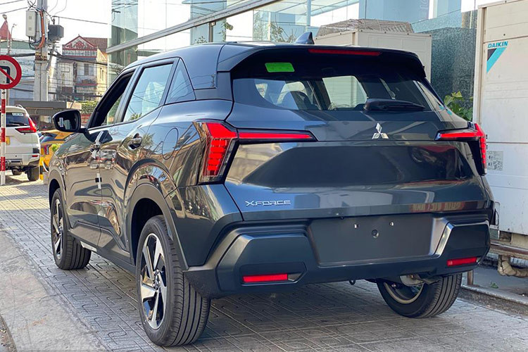 Cùng với đó là một động cơ đủ mạnh với dung tích 1.5L, sinh công suất tối đa 104 PS và mô-men xoắn cực đại 141 Nm. Sức mạnh được truyền đến các bánh trước thông qua hộp số vô cấp CVT. Xe có 4 chế độ lái, bao gồm đường trường, đường ngập nước, đường sỏi đá, đường bùn lầy cùng khoảng sáng gầm lên đến 222 mm, cao nhất phân khúc.