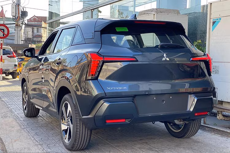 Cùng với đó là một động cơ đủ mạnh với dung tích 1.5L, sinh công suất tối đa 104 PS và mô-men xoắn cực đại 141 Nm. Sức mạnh được truyền đến các bánh trước thông qua hộp số vô cấp CVT. Xe có 4 chế độ lái, bao gồm đường trường, đường ngập nước, đường sỏi đá, đường bùn lầy cùng khoảng sáng gầm lên đến 222 mm, cao nhất phân khúc.