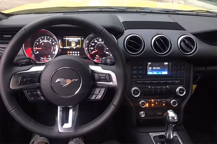 Trên thế hệ mới này, Ford Mustang phiên bản 2018 có bảng táp-lô được thiết kế lại hoàn toàn đơn giản thể thao và cho cảm giác mềm mại, cao cấp hơn với những chi tiết làm bằng nhôm như cửa gió, lẫy mở cửa...