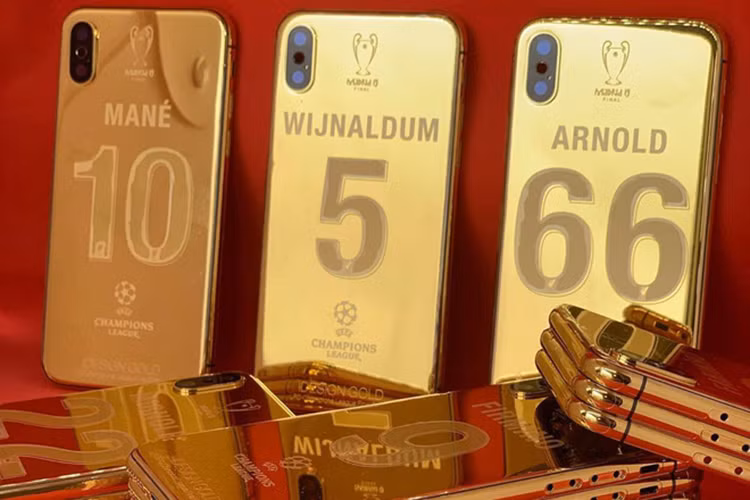 Theo hãng iDesign Gold, đơn vị sản xuất các mẫu iPhone X đặc biệt này cho hay, mỗi chiếc iPhone X mạ vàng 24K có giá vào khoảng từ 2.300 tới 3.500 bảng Anh (tương đương 67,7 tới 103,1 triệu đồng).