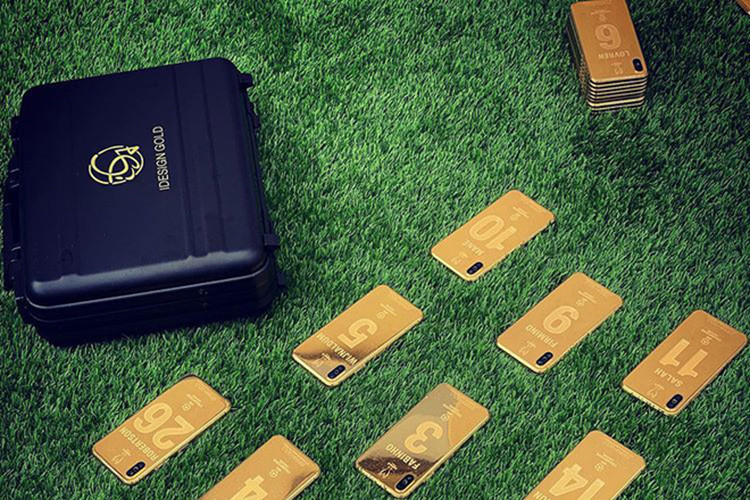 Đây không phải lần đầu tiên iDesign Gold thiết kế và cung cấp các mẫu iPhone đặc biệt cho cầu thủ Liverpool mà trước đó họ cũng từng tặng riêng hoặc được đặt hàng bởi một số cầu thủ chịu chơi tại đây.
