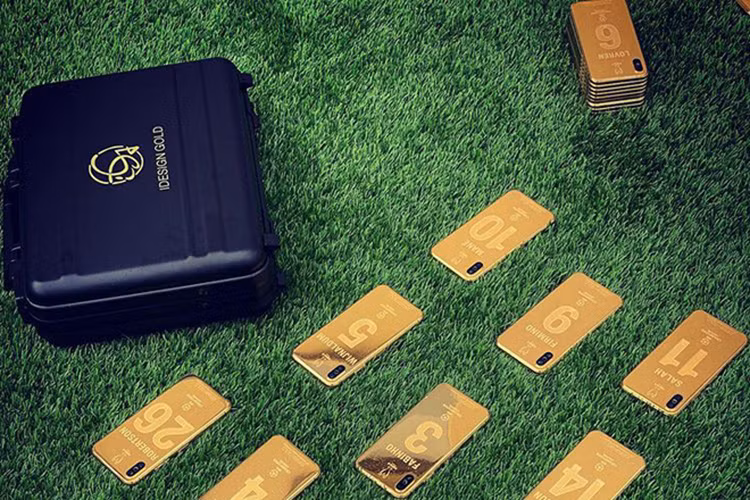 Đây không phải lần đầu tiên iDesign Gold thiết kế và cung cấp các mẫu iPhone đặc biệt cho cầu thủ Liverpool mà trước đó họ cũng từng tặng riêng hoặc được đặt hàng bởi một số cầu thủ chịu chơi tại đây.