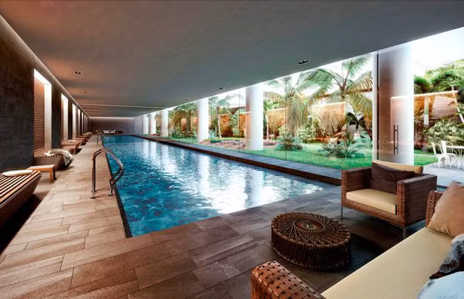 Trong hầm chống ngày tận thế này, khách có thể tận hưởng các dịch vụ tiện ích như bể bơi, spa, hầm rượu, rạp chiếu phim, thư viện và vườn cây với ánh sáng nhân tạo. 