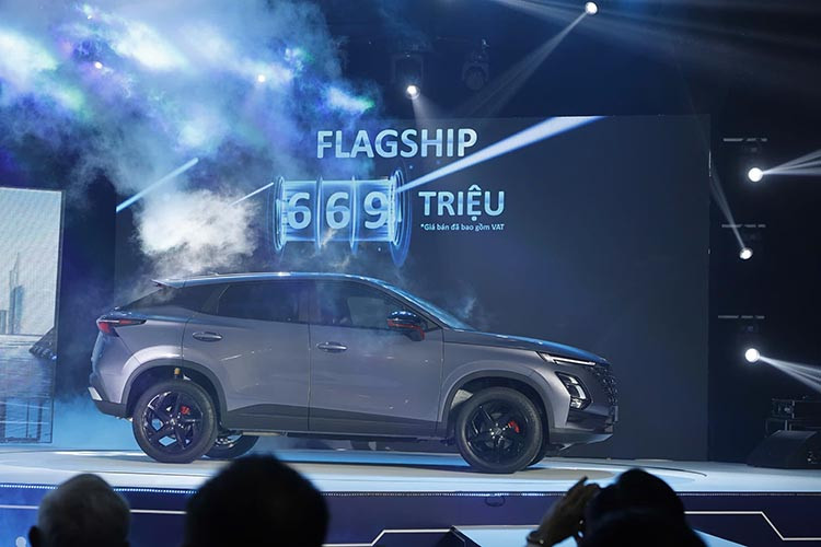 Mức giá xe Omoda C5 2024 được bán ra với 2 phiên bản Premium và Flagship cùng mức giá lần lượt là 589 và 669 triệu đồng. Đặc biệt, từ ngày 27/11 đến hết ngày 31/12/2024, OMODA &amp; JAECOO Việt Nam dành tặng khách hàng mua xe OMODA C5 chương trình mở bán hấp dẫn với 01 năm bảo hiểm thân vỏ, 02 năm hoặc 20.000km bảo dưỡng miễn phí (tùy điều kiện nào đến trước).