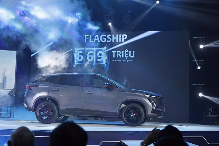 Mức giá xe Omoda C5 2024 được bán ra với 2 phiên bản Premium và Flagship cùng mức giá lần lượt là 589 và 669 triệu đồng. Đặc biệt, từ ngày 27/11 đến hết ngày 31/12/2024, OMODA &amp; JAECOO Việt Nam dành tặng khách hàng mua xe OMODA C5 chương trình mở bán hấp dẫn với 01 năm bảo hiểm thân vỏ, 02 năm hoặc 20.000km bảo dưỡng miễn phí (tùy điều kiện nào đến trước).