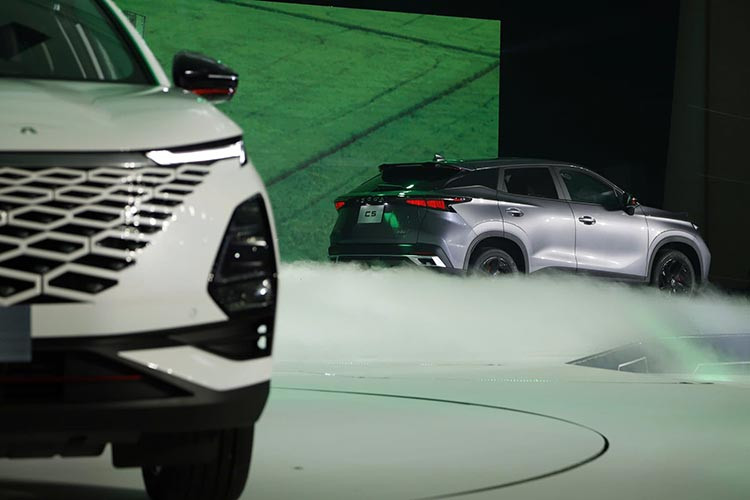 Về thiết kế ngoại thất, Omoda C5 2024 sở hữu mặt ca lăng dạng kim cương, cụm đèn trước Full LED kết hợp đèn ban ngày hình chữ T không chỉ tăng tính nhận diện mà còn mang lại khả năng chiếu sáng.