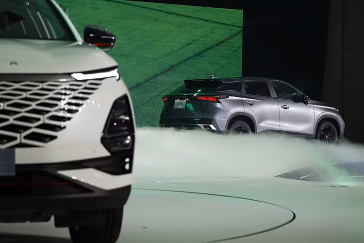 Về thiết kế ngoại thất, Omoda C5 2024 sở hữu mặt ca lăng dạng kim cương, cụm đèn trước Full LED kết hợp đèn ban ngày hình chữ T không chỉ tăng tính nhận diện mà còn mang lại khả năng chiếu sáng.