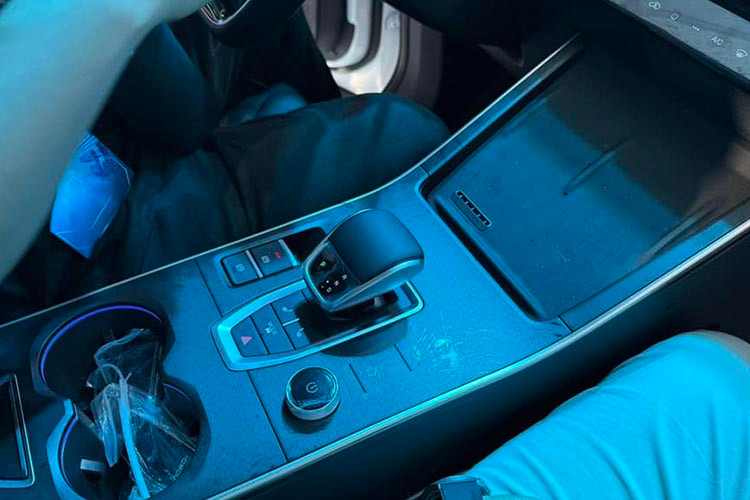 Trong đó, phiên bản Flagship được nâng cấp với camera 360 độ và hệ thống âm thanh Sony 8 loa, mang đến trải nghiệm âm thanh sống động và chân thực. Khoang hành lý rộng rãi với khả năng gập linh hoạt của hàng ghế sau, đáp ứng tốt nhu cầu chuyên chở hành lý, thiết bị cắm trại hay vật dụng cho các chuyến du lịch dài ngày.