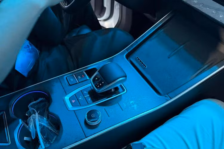 Trong đó, phiên bản Flagship được nâng cấp với camera 360 độ và hệ thống âm thanh Sony 8 loa, mang đến trải nghiệm âm thanh sống động và chân thực. Khoang hành lý rộng rãi với khả năng gập linh hoạt của hàng ghế sau, đáp ứng tốt nhu cầu chuyên chở hành lý, thiết bị cắm trại hay vật dụng cho các chuyến du lịch dài ngày.