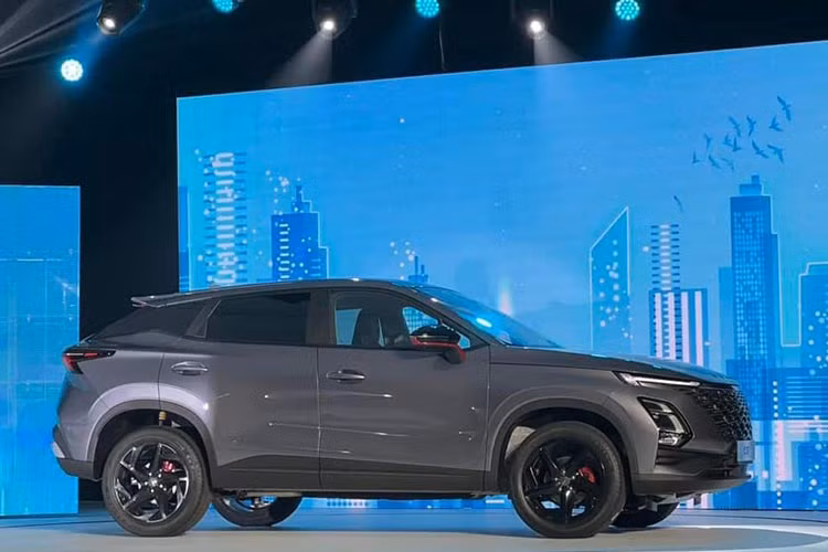 Thuộc phân khúc cỡ B, mẫu xe SUV Omoda C5 2024 sở hữu thông số dài x rộng x cao lần lượt là 4.500 x 1.842 x 1.746 (mm), chiều dài cơ sở 2.670 mm. Tất cả phiên bản đều dùng la-zăng 18 inch, tuy nhiên có sự khác biệt về kiểu dáng.