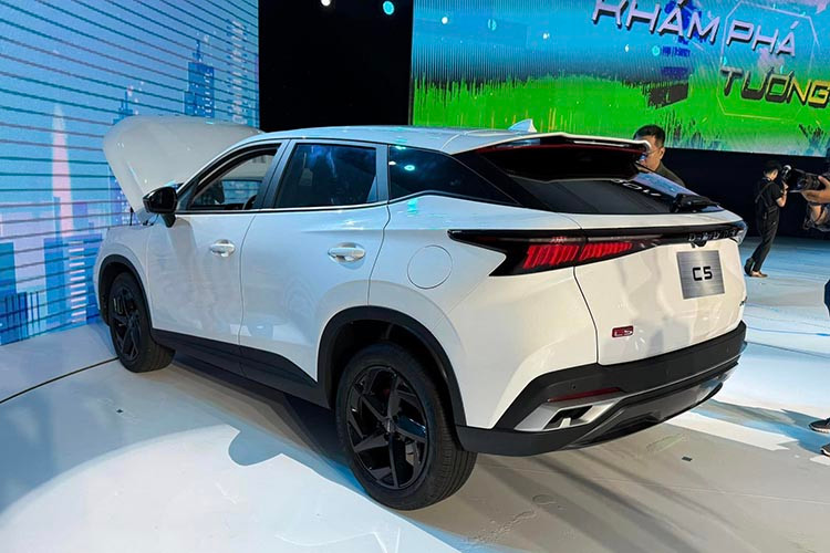 Thân xe được thiết kế với các đường gân dập nổi chạy dọc, vừa tạo cảm giác chuyển động, vừa tăng tính khí động học. Đuôi xe được thiết kế tối giản nhưng không kém phần ấn tượng với cụm đèn hậu LED kéo dài, tạo nên sự liền mạch và hiện đại.