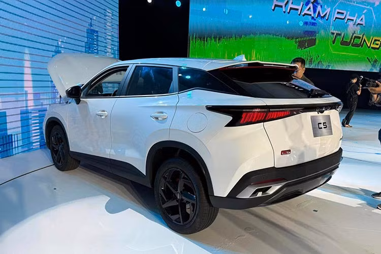 Thân xe được thiết kế với các đường gân dập nổi chạy dọc, vừa tạo cảm giác chuyển động, vừa tăng tính khí động học. Đuôi xe được thiết kế tối giản nhưng không kém phần ấn tượng với cụm đèn hậu LED kéo dài, tạo nên sự liền mạch và hiện đại.