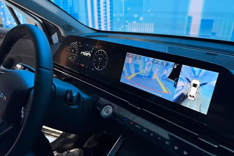 Xe nổi bật với cụm màn hình kép 10,25 inch, hỗ trợ kết nối không dây Apple CarPlay/Android Auto, ra lệnh giọng nói thông minh và camera 360 độ. Các tiện nghi đáng chú ý khác có ghế chỉnh điện, điều hòa tự động hai vùng độc lập, đèn viền nội thất 64 màu, cửa sổ trời, ghế ngồi bọc da tích hợp chỉnh điện…