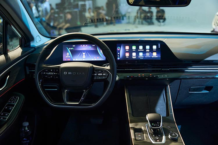 Bên trong khoang nội thất, Omoda C5 mang đến một không gian hiện đại và sang trọng nhờ việc sử dụng chất liệu da cao cấp kết hợp nhựa mềm. Thiết kế tập trung vào người lái với bảng điều khiển trung tâm hơi hướng về phía ghế lái, tạo cảm giác kiểm soát tối ưu.