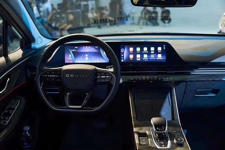 Bên trong khoang nội thất, Omoda C5 mang đến một không gian hiện đại và sang trọng nhờ việc sử dụng chất liệu da cao cấp kết hợp nhựa mềm. Thiết kế tập trung vào người lái với bảng điều khiển trung tâm hơi hướng về phía ghế lái, tạo cảm giác kiểm soát tối ưu.