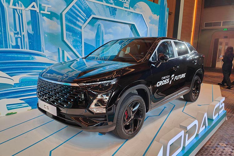 Ngày 26/11/2024, Omoda &amp; Jaecoo chính thức công bố giá bán lẻ đề xuất cho mẫu OMODA C5 tại Việt Nam. Đây được xem là mẫu xe chiến lược của thương hiệu Omoda &amp; Jaecoo Việt Nam khi tham gia vào phân khúc SUV B+ với kích thước tổng thể vượt trội.