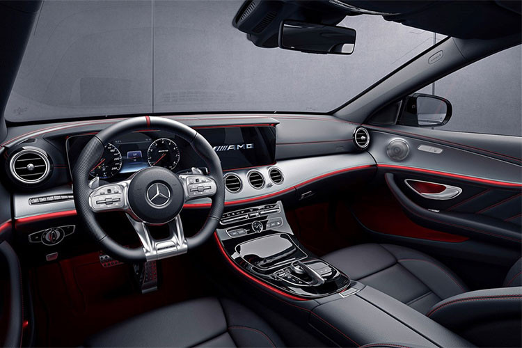 Bên trong nội thất, Mercedes E-Class phiên bản nâng cấp 2019 sẽ được trang bị vô lăng 3 chấu đa chức năng mới bọc da Nappa cao cấp. Khách hàng có thể tùy chọn nội thấp với hai tông màu chủ đạo.