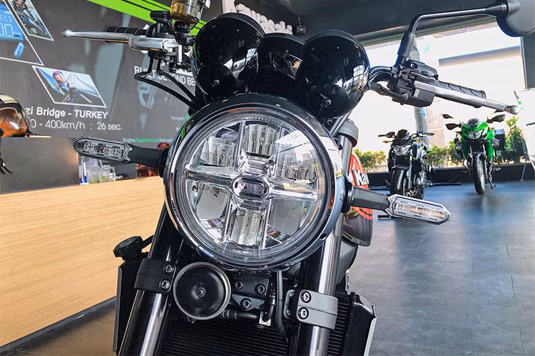 Đúng như tên gọi, Z900 RS mang kiểu dáng café racer đậm chất cổ điển nhưng không hề lỗi thời nhờ những công nghệ hiện đại mà hãng xe máy Kawasaki đã mang đến. Phần đầu xe được trang bị cụm đèn pha tròn với viền mạ chrome theo phong cách hoài cổ nhưng vẫn được trang bị đèn led hiệu năng cao. Xi nhan cũng là đèn dạng led.