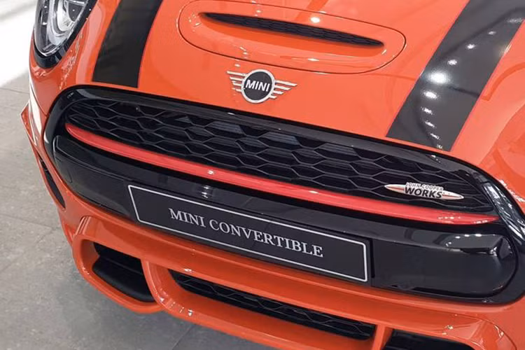 Đèn LED ban ngày và xi nhan được thiết kế hình tròn, bao quanh đèn pha, đây là hững đặc điểm trên tạo nên một diện mạo mạnh mẽ hơn cho MINI Convertible 2019 mới. Thêm vào đó, khi so sánh với các mẫu Convertible thông thuờng, MINI Convertible JCW đã được lược bỏ bớt chi tiết đèn sương mù phía dưới và thay bằng các nan tổ ong màu đen thể thao.