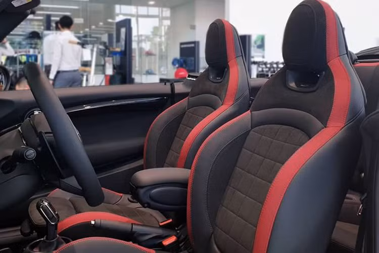 Về truyền động, mẫu xe MINI Convertible JCW 2019 mới sẽ sử dụng khối động cơ 2.0L với 2 bộ tăng áp cho ra công suất tối đa 228 mã lực và mô-men xoắn 320 Nm. Đi kèm với đó là hộp số tự động 8 cấp cùng khả năng tăng tốc từ 0 -96 km/h vô cùng ấn tượng, chỉ 6,6 giây.