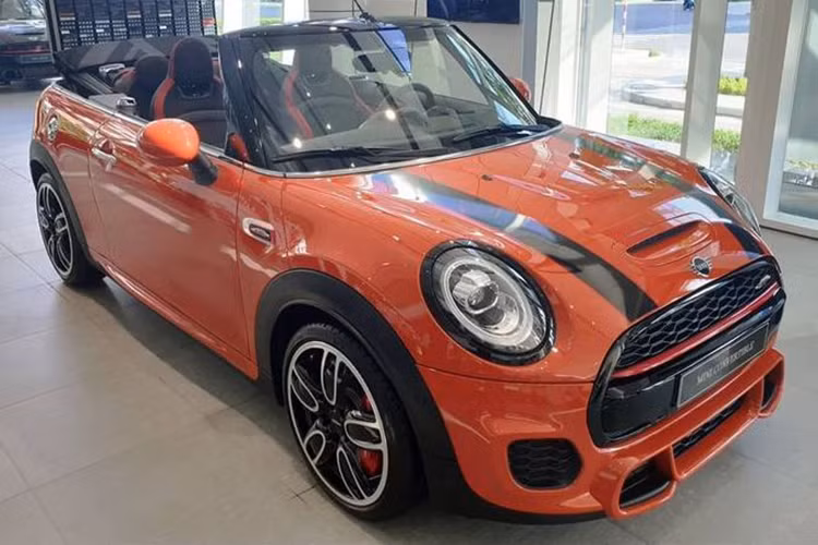 Mới đây, đại lý THACO MINI ở TP HCM đã nhập khẩu về chiếc xe MINI Convertible JCW mới (MINI John Cooper Works phiên bản mui trần) đầu tiên tại Việt Nam. Như vậy, sau phiên bản mui cứng tiêu chuẩn, phiên bản mui trần cũng đã cập bến nước ta dưới dạng nhập khẩu chính hãng.
