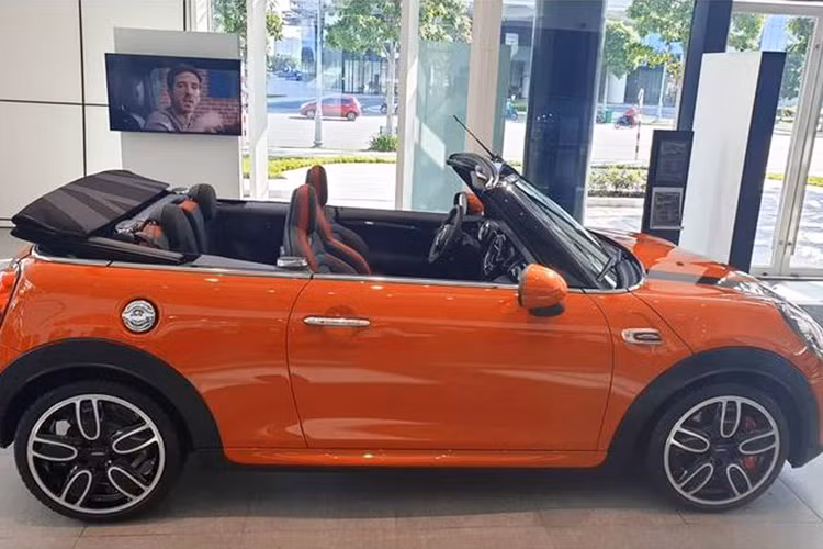 Về thiết kế tổng thể, mẫu xe mui trần MINI Convertible JCW mang nhiều đường nét đặc trưng của dòng Convertible thay vì giống với những "người anh em" hiệu suất cao John Cooper Works. Ở mặt trước xe, cụm đèn LED có các chùm tia sáng thấp và cao giúp tăng cường độ chiếu sáng.