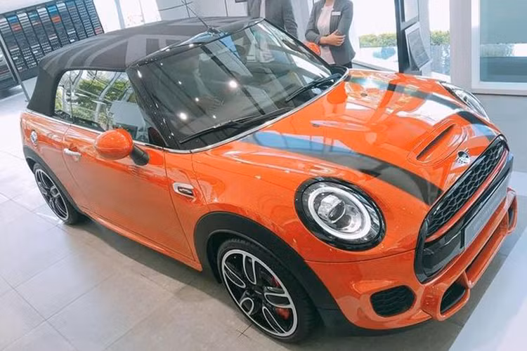 Giá xe MINI Convertible JCW 2019 mui trần sẽ bán ra ở mức 2,499 tỷ đồng. Xe được nhập khẩu chính hãng và phân phối bởi Thaco MINI tại Việt Nam. Với mức giá được xem là khá cao, chiếc xe sở hữu cấu hình ghế ngồi chỉ là 2 + 2, sẽ không dành cho số đông và những người thực dụng.