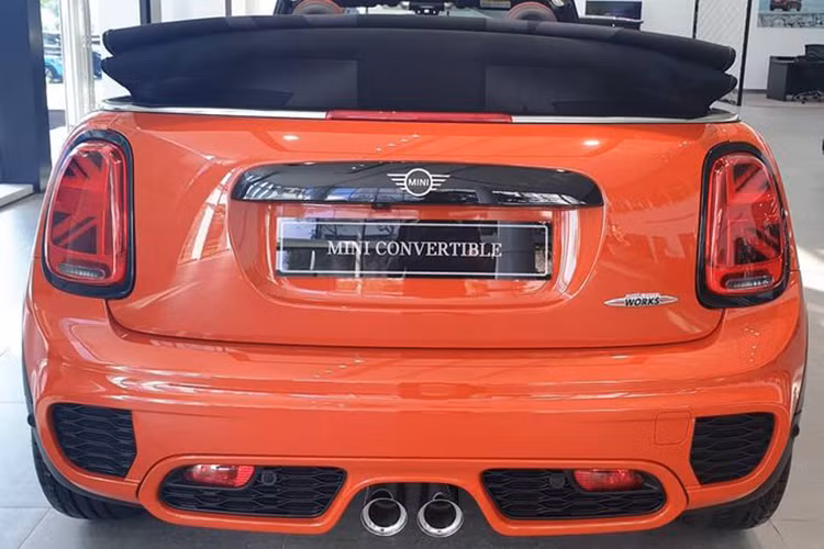 Ngoài ra, bộ body-kit đặc trưng của dòng JCW với những đường gân gồ ghề và lưới tản nhiệt tổ ong sơn đen khoẻ khoắn cũng là trang bị đặc trưng để phân biệt MINI Convertible JCW. Xe sở hữu bộ mâm 5 chấu kép thiết kế trẻ trung, kích thước 19 inch với sơn 2 màu tương phản có tên gọi Course Spoke.