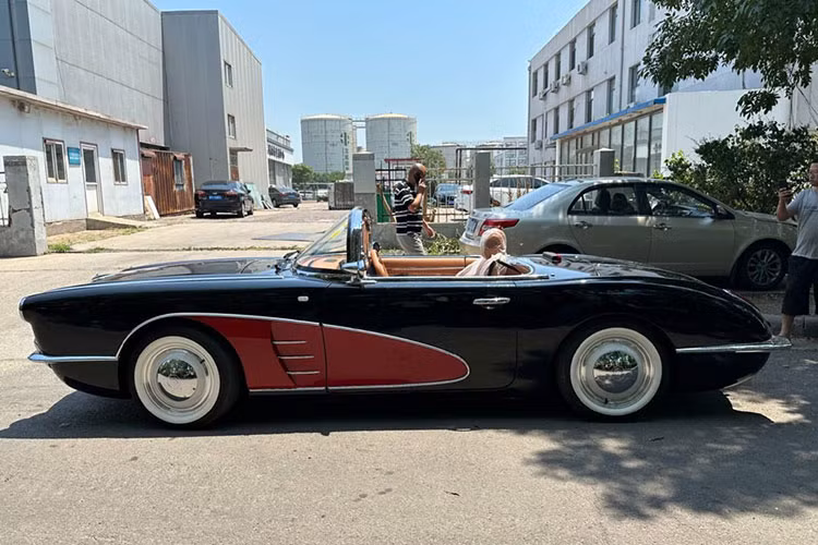 Câu chuyện về chiếc xe hybrid Songsan SS Dolphin nhái Chevrolet Corvette 1958 chưa dừng lại ở đó khi họ không có giấy phép sản xuất ôtô ở Trung Quốc, vì thế, mới nghĩ ra việc hợp tác với gã khổng lồ BYD để hợp thức hóa bán xe ra thị trường. Tất nhiên, đầu tư là phải có lời, và logo BYD đã xuất hiện trên xe Songsan SS Dolphin.