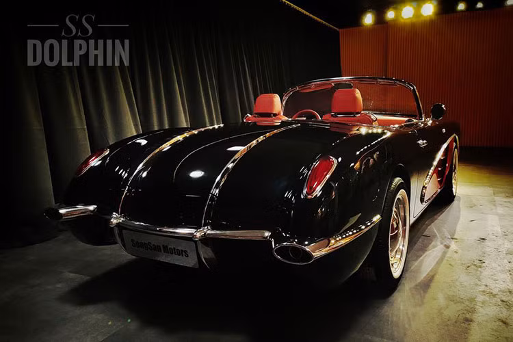 Songsan SS Dolphin cổ điển lấy cảm hứng từ Chevrolet Corvette 1958, 1 năm sau đó, chiếc xe Songsan SS Dolphin xuất hiện tại triển lãm ôtô Bắc Kinh 2020 đã gây ngạc nhiên cho không ít người. Ngoài thiết kế giống Songsan SS Dolphin, hãng độ này còn bỏ vào xe hệ truyền động hybrid.