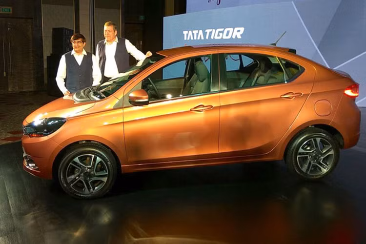 Từng xuất hiện tại Geneva Motor Show 2017, theo hãng Tata Motors cho biết - mẫu xe Tigor mới này được phát triển dựa trên mẫu xe hatchback cỡ nhỏ Tiago. uy nhiên ngoại hình của xe đem đến cảm giác như là một mẫu sedan cắt ngắn. Bởi phần cửa sau không giống như các mẫu sedan khác mà mang hơi hướng subcompact nhiều hơn.