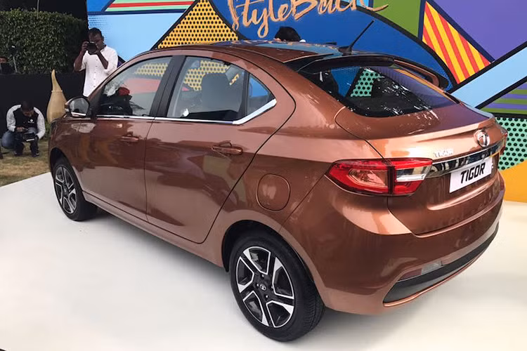 Mẫu xe Tata Tigor 2017 hoàn toàn mới được hãng xe hơi Ấn Độ ví như là chiếc xe gia đình cỡ nhỏ đa dụng. Các kích thước cơ bản của Tata Tigor bao gồm chiều dài tổng thể 3.992 mm, rộng 1.677 mm, cao 1.537 mm, chiều dài cơ sở 2.450 mm và chiều cao gầm 170 mm.