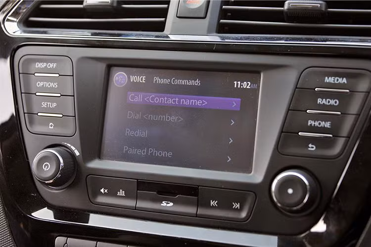 Ở những bản cao cấp, Tata Tigor có thêm hệ thống hỗ trợ đỗ xe và camera lùi. 2 túi khí và hệ thống chống bó cứng phanh ABS không được trang bị tiêu chuẩn cho xe. Xe sở hữu hai túi khí, ngăn chứa smartphone, máy tính bảng tích hợp cổng sạc USB, cổng âm thanh AUX...