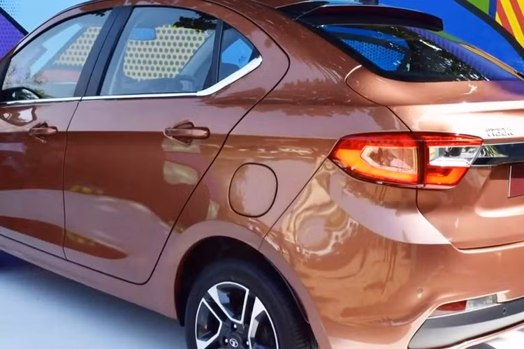 So với đàn anh Tiago, Tata Tigor sở hữu chiều dài cơ sở nhỉnh hơn 50 mm. Thân xe với những đường vuốt cong, trần xe dốc về phía sau như dòng coupe - hãng Tata motor gọi phong cách thiết kế này là "Styleback". Xe sở hữu mâm hợp kim đa chấu có đường kính 15 inch trên bản máy dầu và 16 inch trên bản máy xăng.