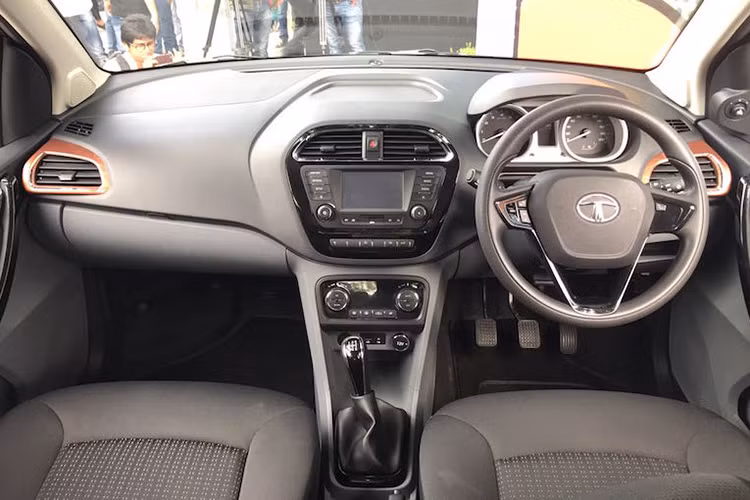 Là một mẫu xe giá rẻ, nhưng bên trong nội thất của xe khá tiện nghi dù không thật sự xuất sắc. Xe được trang bị vô lăng 3 chấu tích hợp các phím chức năng, màn hình cảm ứng 5 inch dành cho hệ thống thông tin giải trí và dàn âm thanh Harman lên tới 8 loa. 
