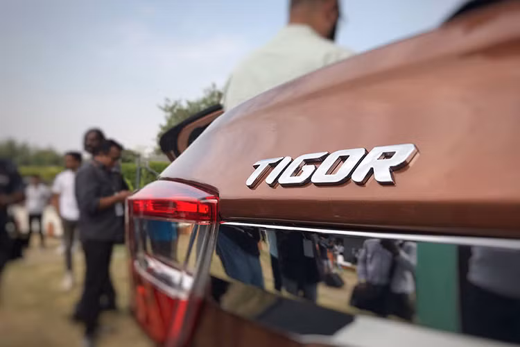 Đuôi xe được thiết kế tối giản cho một mẫu xe cỡ nhỏ với hai đèn báo, logo Tata cùng các đường nét thiết kế nhấn nhá... hêm vào đó là cốp sau có thể tích 419 lít, lớn nhất trong phân khúc. Phía dưới gầm của chiếc xe này là hệ thống ống xả được đẩy về phía trong.