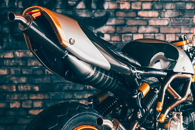 Về sức mạnh, Langen Two Stroke được trang bị khối động cơ V-twin 2 thì, dung tích 249cc kết hợp hệ thống phun xăng điện tử. Công suất đạt tối đa 75 mã lực tại 11.700 vòng tua/phút và mô-men xoắn cực đại đạt 45 Nm tại 11.700 vòng tua/phút. Tổng trọng lượng của chiếc xe vô cùng nhẹ, chỉ 114 kg, cho tốc độ tối đa đạt 225 km/h theo công bố của hãng.