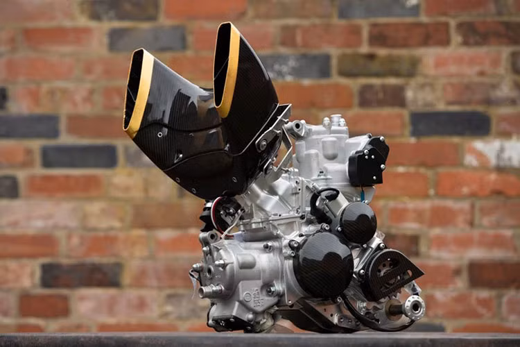 Ở dàn chân, cặp lốp Dunlop Classic TT100 với kích thước lốp 120/70 trước và 150/60 sau, được lắp vào vành nhôm mạ vàng nổi bật. Hệ thống phanh HEL 4pis hướng tâm với đĩa phanh lớn kích thước 320mm ở phía trước và cùm phanh HEL 2pis với đĩa 265mm phía sau.