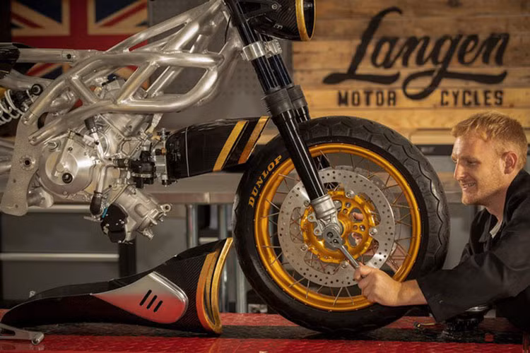 Mẫu xe môtô Langen Two Stroke đạt được trọng lượng tối ưu nhờ sử dụng khung bằng nhôm cùng với bình xăng và toàn bộ chi tiết thân vỏ được làm bằng sợi carbon.