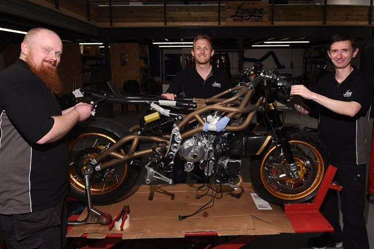 Ngoài ra, giá trị của chiếc xe càng được nâng cao nhờ việc được kết hợp với các món "trang sức" làm bằng vàng cực kỳ đắt giá. Các chi tiết như viền lọc gió, viền ốp đuôi hay đầu lọc gió đều được dát vàng lá 24 karat.