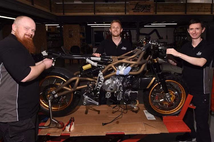 Ngoài ra, giá trị của chiếc xe càng được nâng cao nhờ việc được kết hợp với các món "trang sức" làm bằng vàng cực kỳ đắt giá. Các chi tiết như viền lọc gió, viền ốp đuôi hay đầu lọc gió đều được dát vàng lá 24 karat.