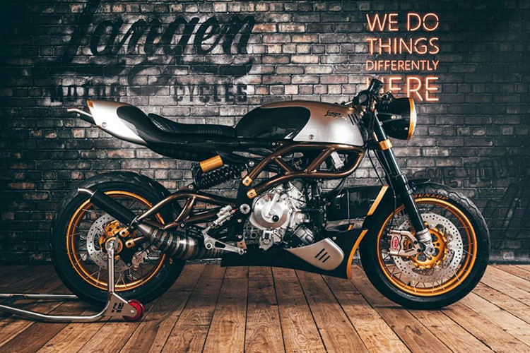 Thương hiệu Langen Motorcycles (LM) được thành lập vào năm 2019 bởi Christofer “Langen” Ratcliffe. Dù là một hãng xe được thành lập chỉ cách đây vài năm nhưng hãng lại chọn những mẫu xe 2 thì kiểu cổ điển để mang đến cho người lái một mẫu xe đẹp và cảm xúc đặc biệt.
