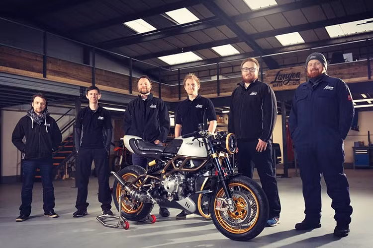 Mới đây, hãng xe mới lạ Langen Motocycles tại Anh Quốc vừa chính thức hồi sinh một mẫu xe trường đua với dáng vẻ Cafe Racer cổ điển tuyệt đẹp. Mẫu xe môtô Langen Two Stroke này được xem là hiếm hoi hiện nay bởi nó được phát triển với động cơ 2 thì, ngoài ra nó còn đặc biệt bởi ngoại hình cổ điển và chỉ được sản xuất giới hạn đúng 100 chiếc.