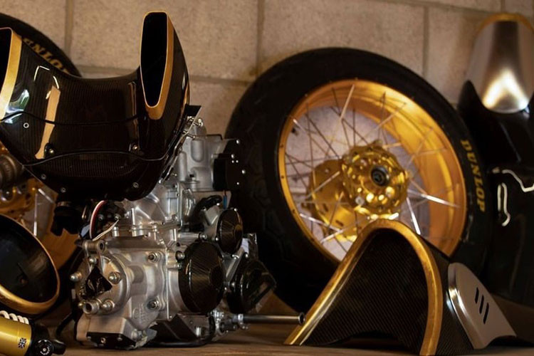 Không chỉ là một mẫu xe mang kiểu dáng cổ điển với khối động cơ mạnh mẽ và đặc biệt, Langen Two Stroke còn được cung cấp loạt trang bị đắt giá như hệ thống phuộc Ohlins USD 43mm ở phía trước, phía sau là loại K-Tech Piggyback Razor cũng có khả năng tùy chỉnh đặc biệt.